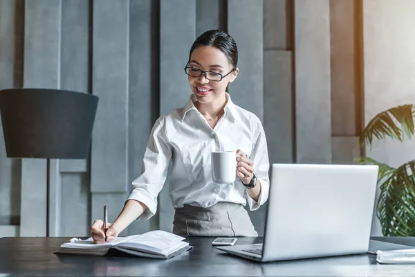 Doświadczony przedsiębiorca planujący strategię biznesową przy biurku