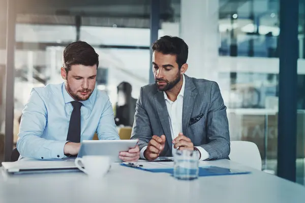 Grupa osób rozmawiająca podczas spotkania networkingowego